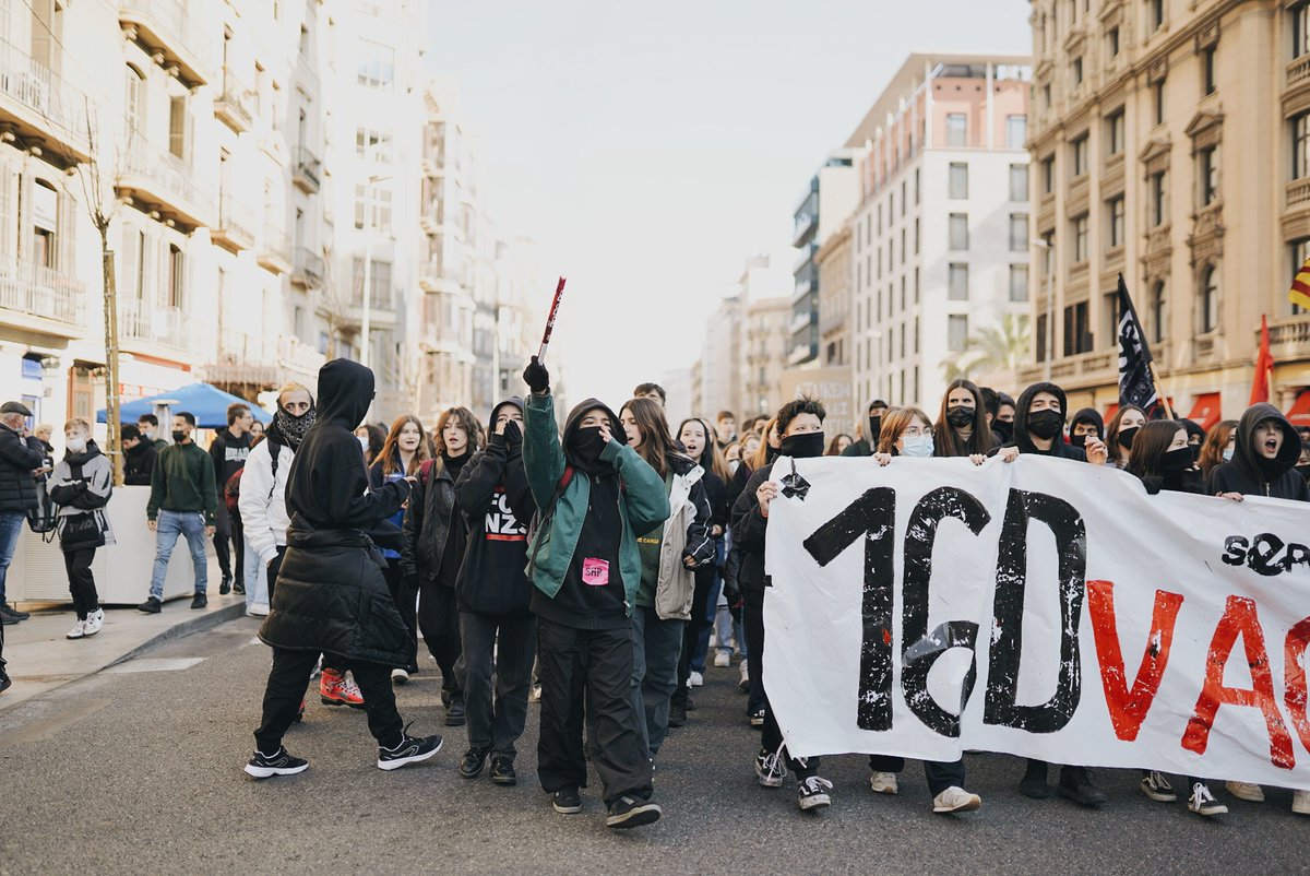 naciodigital's tweet photo. Un miler de persones han recorregut els carrers de Barcelona en una vaga convocada pel @SEPC_nacional 

📸 @fredericesteve3
https://t.co/C4Vb8uTf2W https://t.co/gLCk4T9gvk