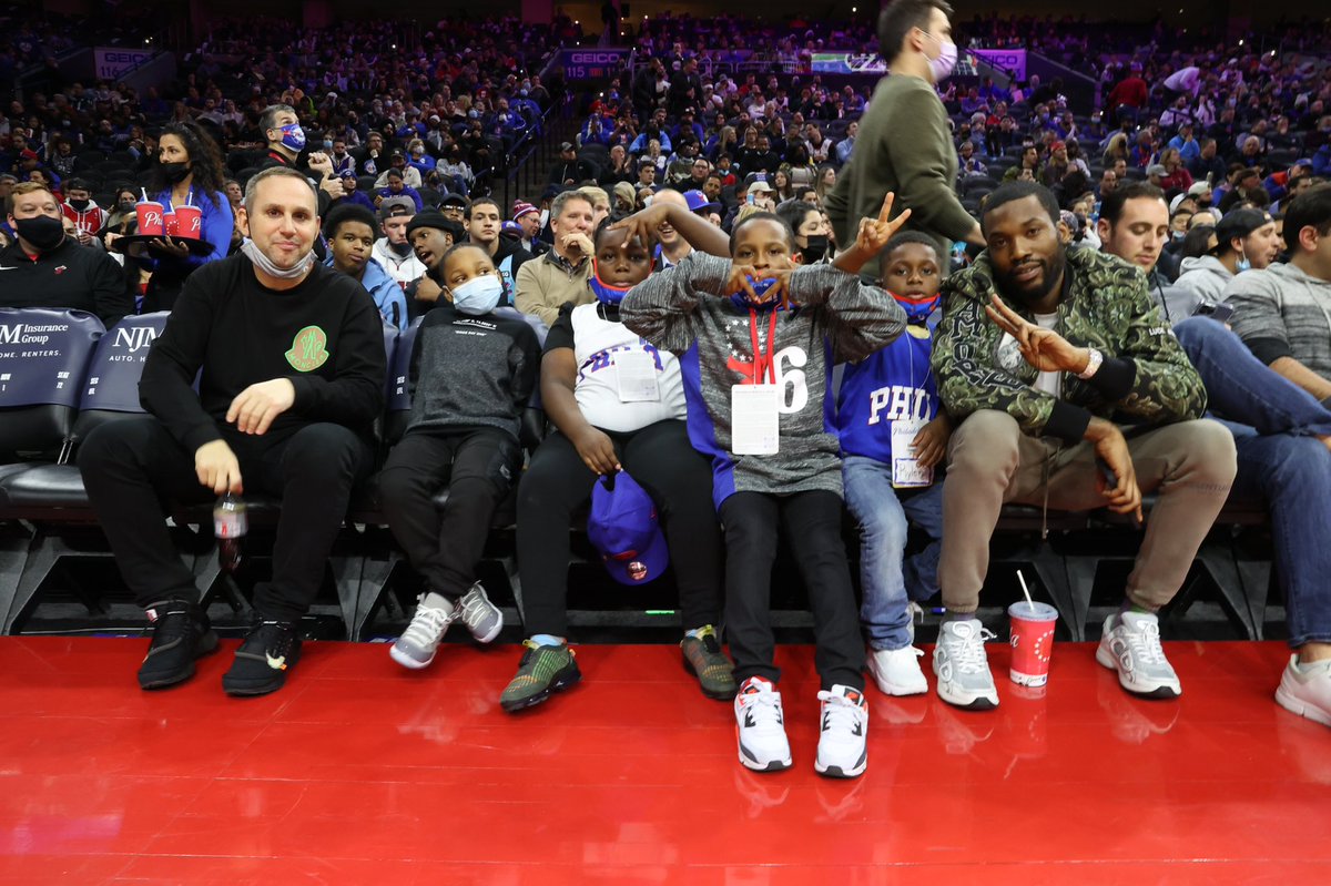 ShamsCharania's tweet photo. Awesome: 76ers co-owner Michael Rubin and rapper Meek Mill hosted 26 children, adversely affected by the criminal justice system, for a VIP experience at 76ers-Heat game on Wednesday night. https://t.co/OjG2JpS2OE