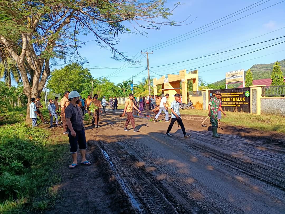 tni_ad's tweet photo. Koramil Jajaran Kodim 1628/SB, Bersama Masyarakat Gotong Royong Bersihkan dan Perbaiki Jalan

#TNIADMengabdiDanMembangunBersamaRakyat https://t.co/pmW5fgIqje