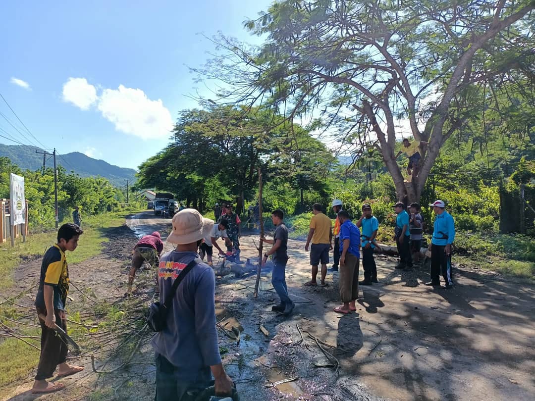tni_ad's tweet photo. Koramil Jajaran Kodim 1628/SB, Bersama Masyarakat Gotong Royong Bersihkan dan Perbaiki Jalan

#TNIADMengabdiDanMembangunBersamaRakyat https://t.co/pmW5fgIqje