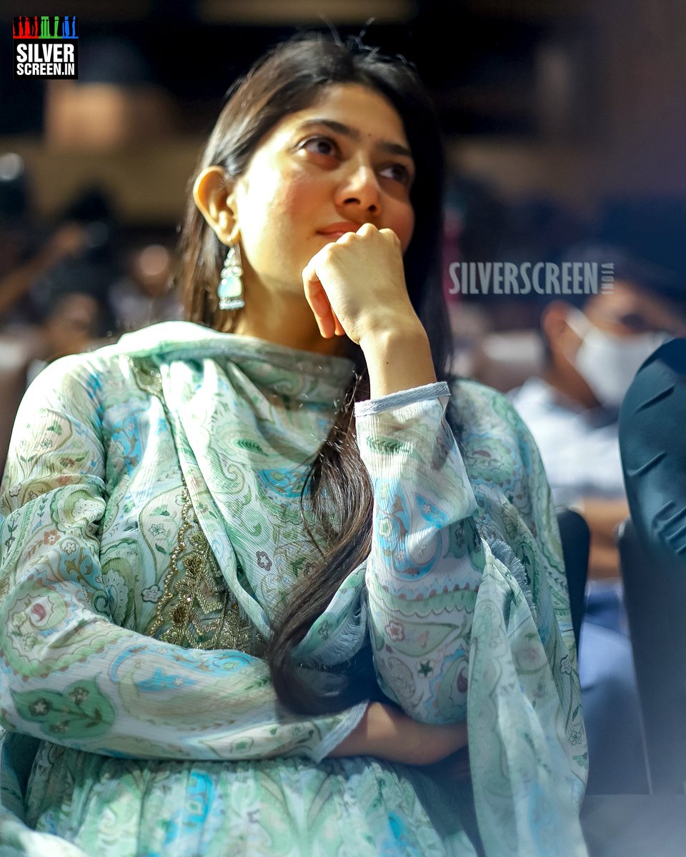 SaiPallavi__DHF's tweet photo. @Sai_Pallavi92 at #SSRTrailer ( Tamil ) Launch Event 😻

#SaiPallavi #ShyamSinghaRoy https://t.co/BpwNmPAaX5