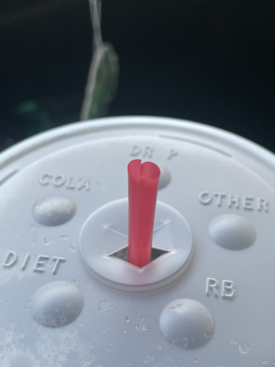 TheJeffreyRiter's tweet photo. @Wendys why are your straws always cracked? https://t.co/ULeu7x83M6