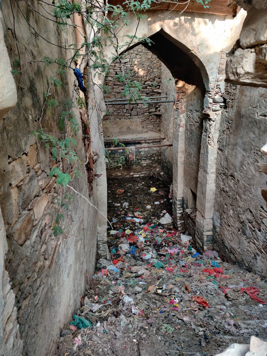 notsosusheel's tweet photo. Sorry state of affairs of village #siryari #Rajasthan 
Step well converted into garbage.
@BJP4Rajasthan @my_rajasthan @Rajasthan_PYC @DainikBhaskar https://t.co/XSBZm1JVFN