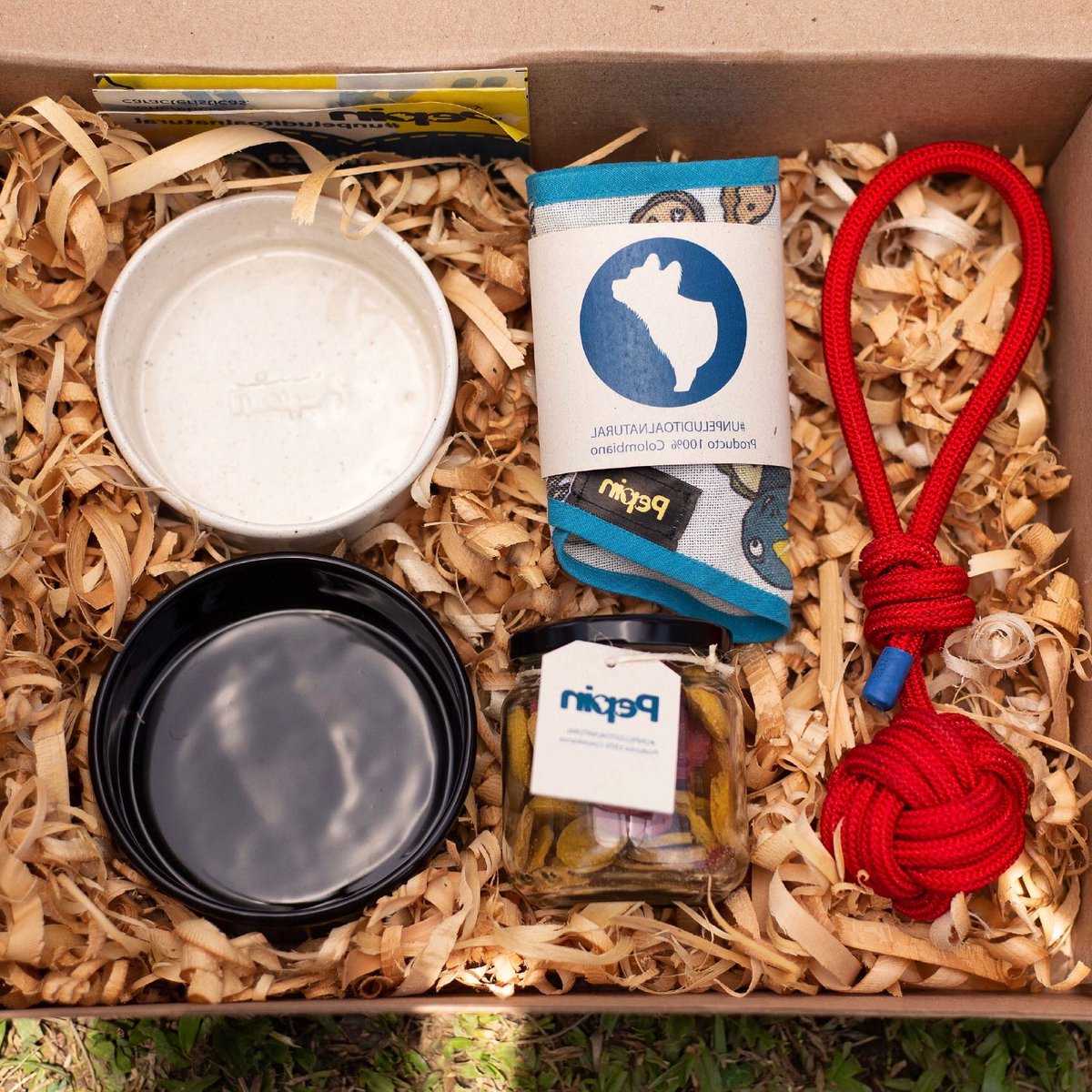 PEPINCOL's tweet photo. Que la navidad sea consciente es el mejor regalo que le podemos dar a nuestro planeta 🌍 eco kit para padres primerizos 🐶♥️🐱. https://t.co/XqYERUOaiG