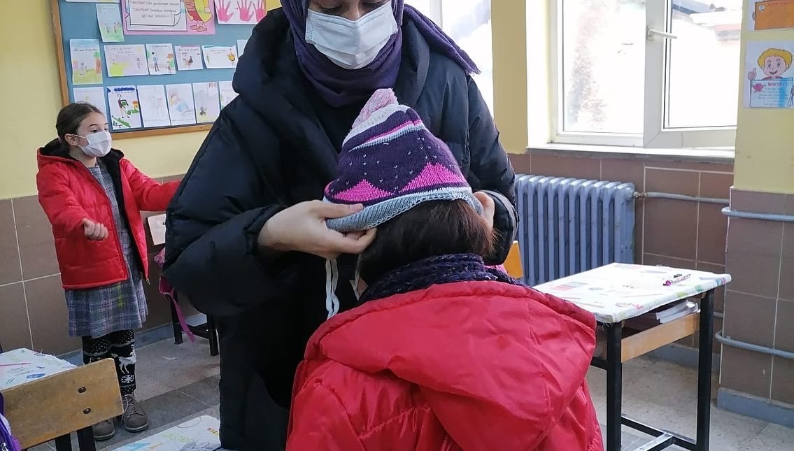 mdmtalhio's tweet photo. Halkla İlişkiler Alanı paydaşımız Uludağ Elektrik Dağıtım Şirketi’nin Kardeşim Üşümesin Projesinde öğrencilerimiz  aktif görev aldılar. Bu farkındalık için @uedascomtr kurumsal iletişim ekibine teşekkürler. @serkangur_ist @suattopal19 @islamalparslan @bursailmem https://t.co/Z3qeBwqhpQ