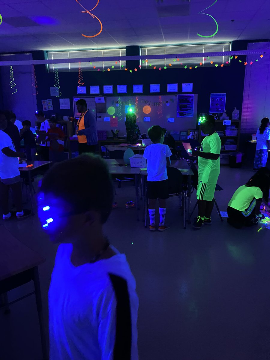 BISDNumeracy's tweet photo. Glow day at Brock 4th grade!  Great way to engage students before Winter Break! @BISDNumeracy @BISDLearns @BrockTigers @BurlesonISD https://t.co/4xfEZqCTOO
