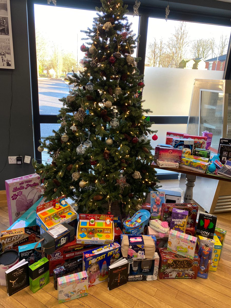 circleleasing's tweet image. Our generous team here at Circle has been supporting  #MissionChristmas @cashforkids by bringing toys and gifts for children. We're delighted to deliver this stash of goodies for our 5th year running.