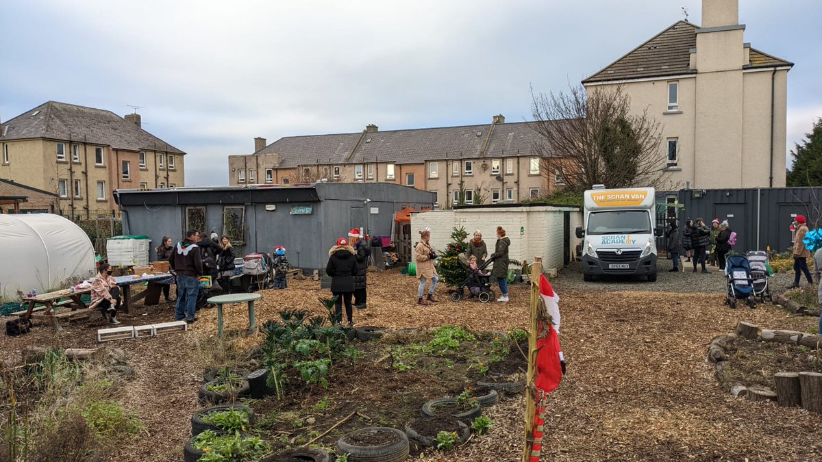 Will_Scran's tweet photo. Santa and the Scran crew had a great time at @SSNorthEd giving out soups and festive bakes today. So good to be able to do this safely, outside at Granton Community Gardens, and so good to see young people showing generosity and Christmassy goodwill! 🎄🎅🎁🥳 https://t.co/HfkV28065P