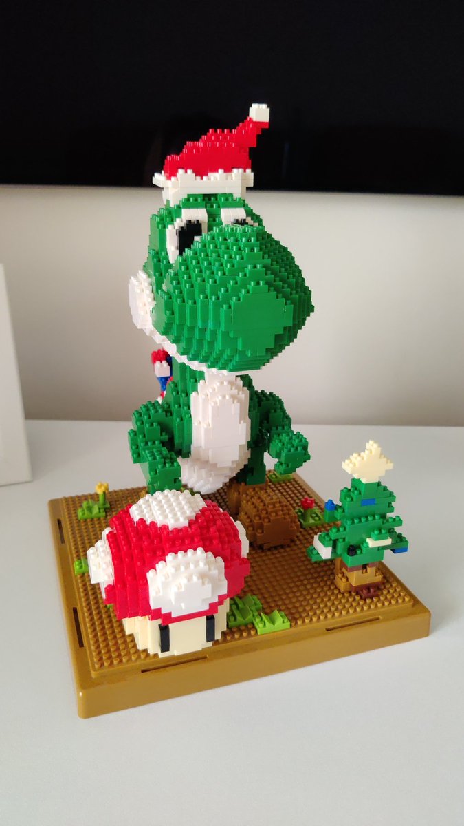 elalegreloxe's tweet photo. @pixoworld Con las piezas que incluís de sobra me ha dado para hacerle un gorrito de papa noel y un árbol a Yoshi ¡Feliz navidad desde el reino Champiñon! https://t.co/wjnIIJ9sMw