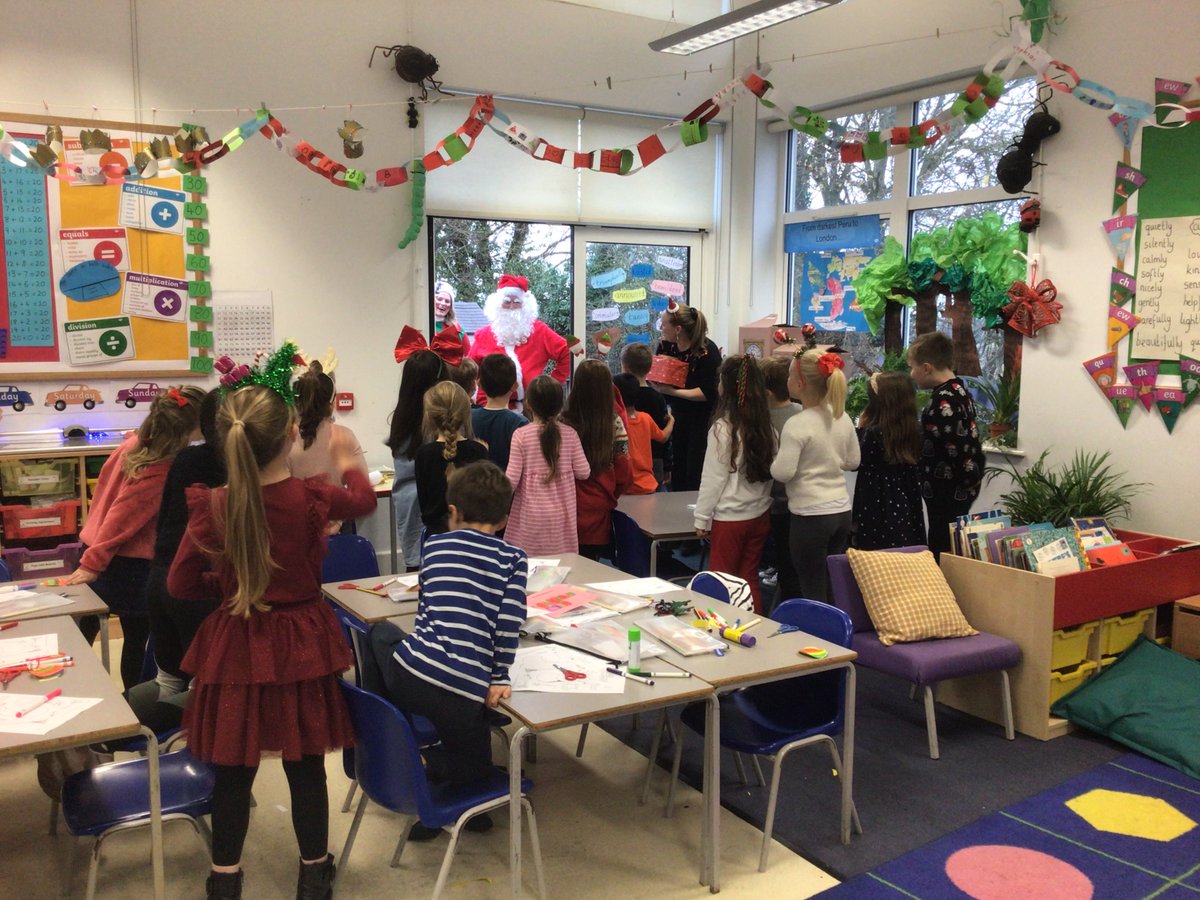 A visit from Santa and a couple of cheeky Elves = Very excited and happy children.🎅🎅