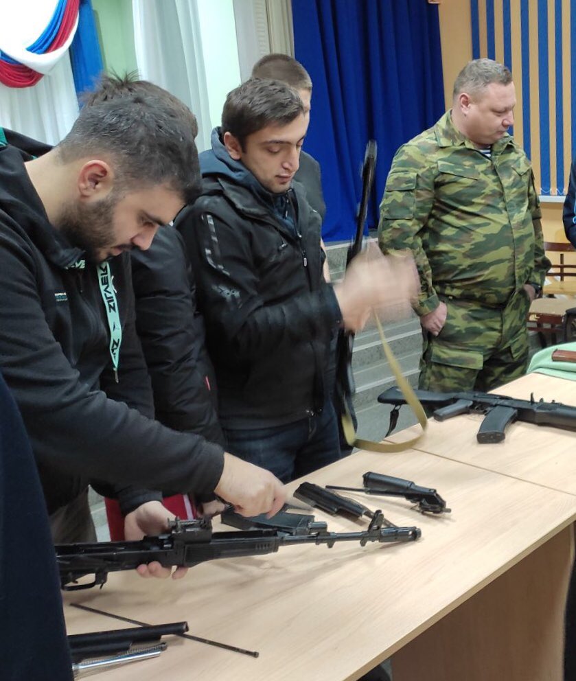 16 декабря заместитель председателя правления Самарской региональной общественной организации ветеранов союза десантников Д.А. Гусев провел для студентов СХТ мастер- класс по сборке разборке макета массово-габаритного автомата  АК74М (Калашникова).