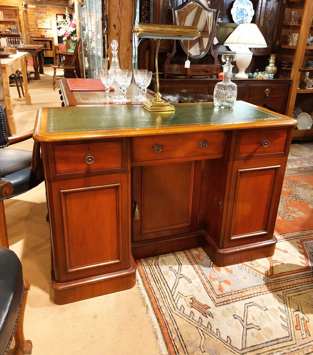 eversleybarn's tweet photo. #burrwoodsidetables #carvedshell #waterfordglasses #muranoglass #edwardiandesk #judismithantiques #eversleybarnantiques https://t.co/j3Ygjwb8c6