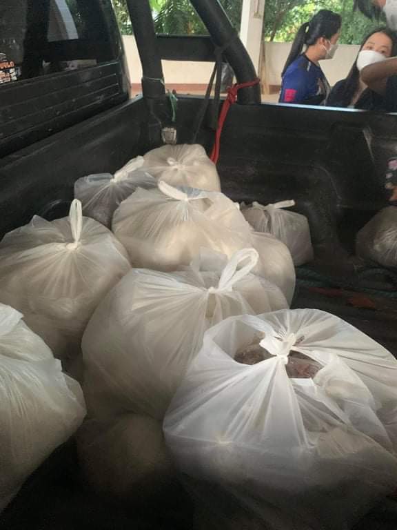 WahkusheeT's tweet photo. 500 lunch boxes were prepared by the local Karen villagers for IDPs arrived in Thai side with the financial support from the KPSN. This is how we together respond to the Emergency needs. Special thanks to Advance Myanmar, Phan Foundation and individual supporters. https://t.co/3s00xJGpYA
