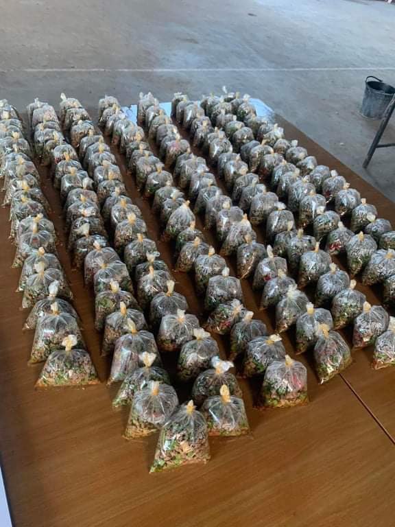 WahkusheeT's tweet photo. 500 lunch boxes were prepared by the local Karen villagers for IDPs arrived in Thai side with the financial support from the KPSN. This is how we together respond to the Emergency needs. Special thanks to Advance Myanmar, Phan Foundation and individual supporters. https://t.co/3s00xJGpYA