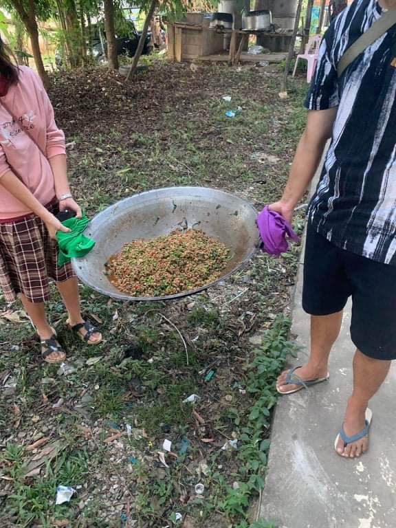 WahkusheeT's tweet photo. 500 lunch boxes were prepared by the local Karen villagers for IDPs arrived in Thai side with the financial support from the KPSN. This is how we together respond to the Emergency needs. Special thanks to Advance Myanmar, Phan Foundation and individual supporters. https://t.co/3s00xJGpYA