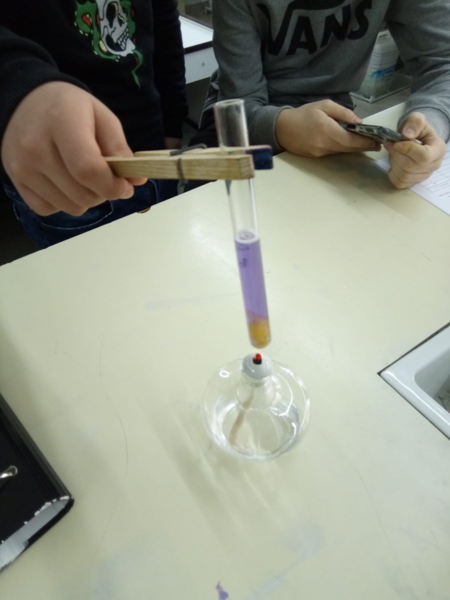 InsDali's tweet photo. Avui a 3r d'ESO hem fet una pràctica per identificar la presència de monosacàrids en alguns aliments. Mireu els resultats! #biologia #lacienciamola https://t.co/t0E7LrTs21