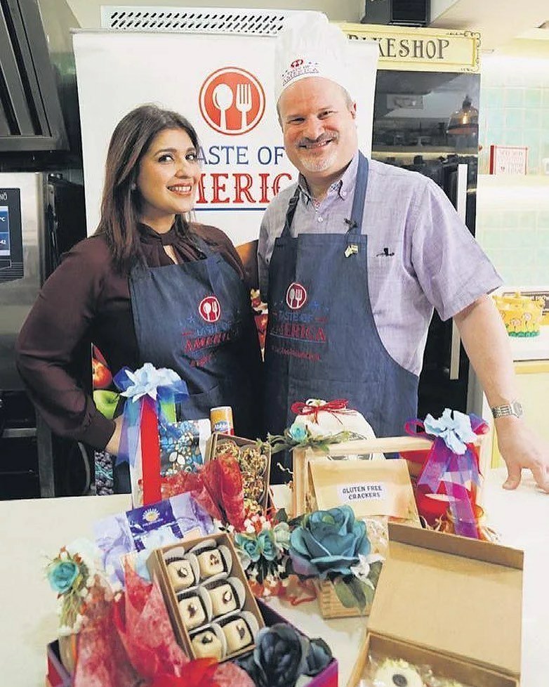 USDAIndia's tweet photo. #USConsulGeneral #CGRanz whipped up some lip-smacking treats w/@ChefRakhee using U.S. Ingredients & reminisced about his adventures in cooking Indian food during #TasteOfAmerica Holiday Masterclass!
Article link: https://t.co/ycJQQ4jsqv
Article by: @ShilpiMadan @NewIndianXpress https://t.co/iZUeiGflHY