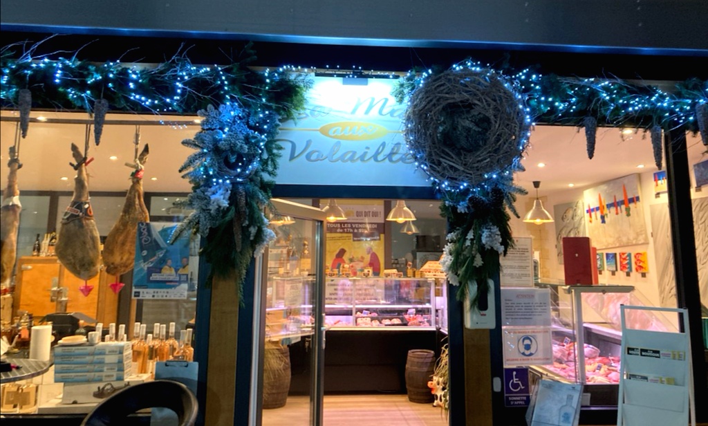 MaisonMarechal's tweet photo. La boutique a mis ses habits de lumière et nous poursuivons nos préparatifs pour accueillir demain soir ! https://t.co/iguwQpyeeM #Normandie #Bernay #épiceriefine #caviste https://t.co/8F6Dh6xtcr