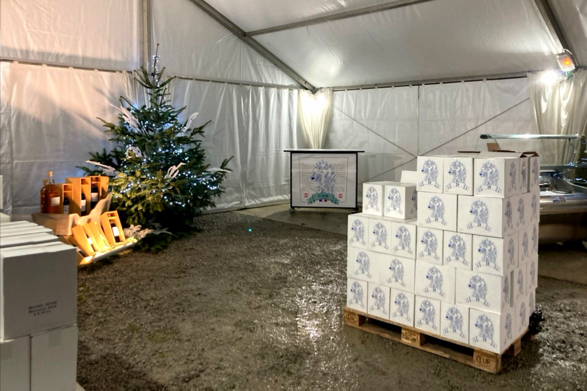 MaisonMarechal's tweet photo. La boutique a mis ses habits de lumière et nous poursuivons nos préparatifs pour accueillir demain soir ! https://t.co/iguwQpyeeM #Normandie #Bernay #épiceriefine #caviste https://t.co/8F6Dh6xtcr