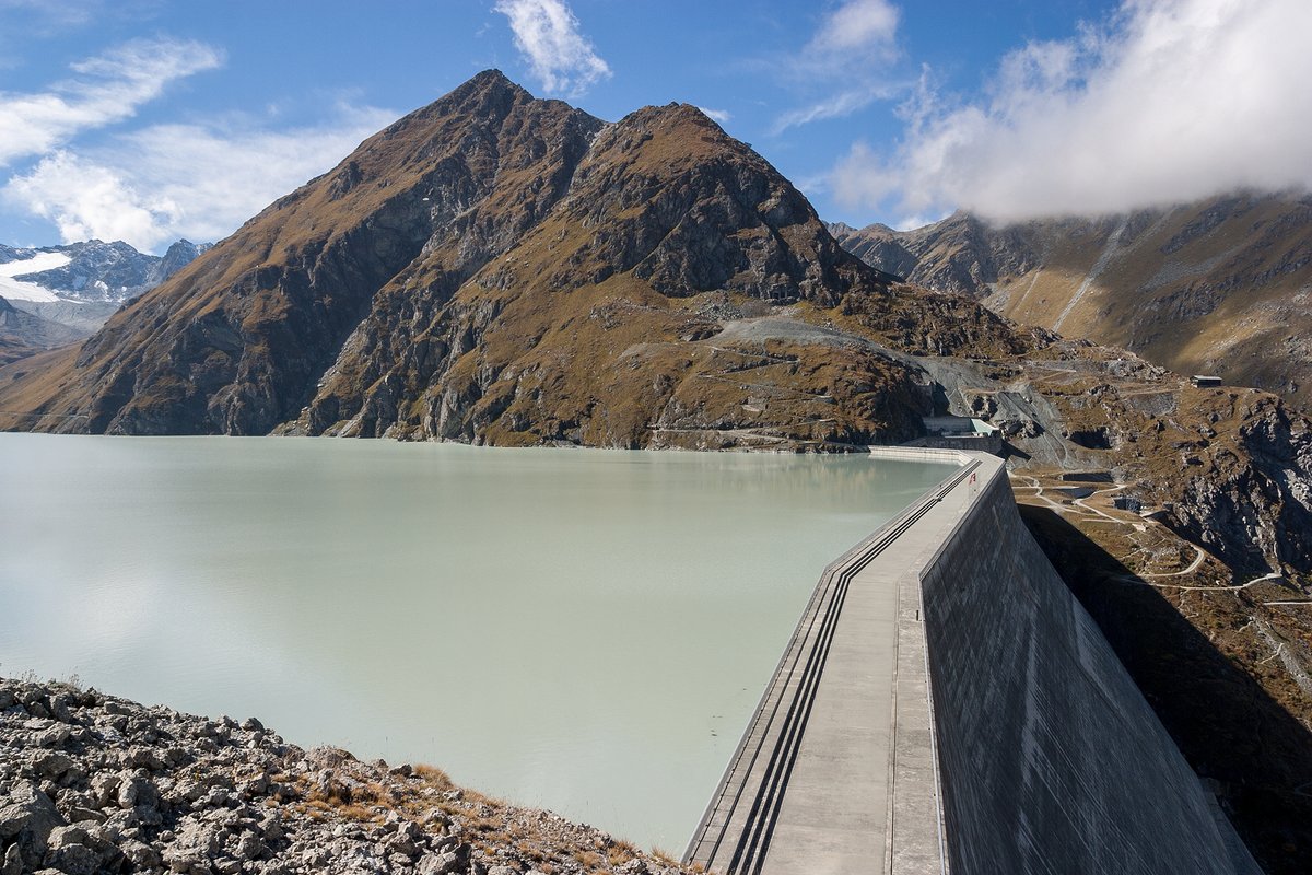 lafcarr's tweet photo. ¿Sabías que #GrandeDixence (Alpes Suizos) es la #presa de gravedad más grande del mundo?

Con su altura de 285 m y una longitud de 700 m, esta construcción sería capaz de sumergir la #TorreEiffel entre sus aguas (menos la antena).

#JuevesdePresas
https://t.co/0AZxevyQZX https://t.co/YxD8rNWR7R
