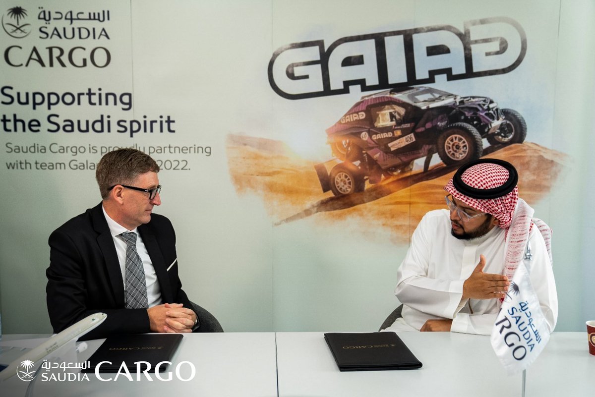 SaudiaCargo's tweet photo. يسعدنا الإعلان عن توقيع عقد رعاية فريق "@TeamGalag" للراليات المشارك في #داكار2022،ووقع العقد مؤسس الفريق الأمير طلال بن محمد العبدالله الفيصل والرئيس التنفيذي لـ #السعودية_للشحن تيدي زيبتز وتهدف الرعاية إلى تقديم الدعم للفريق السعودي خلال خوضه للمنافسات التي تنطلق في ينايرالمقبل https://t.co/U56ZRMPNJQ
