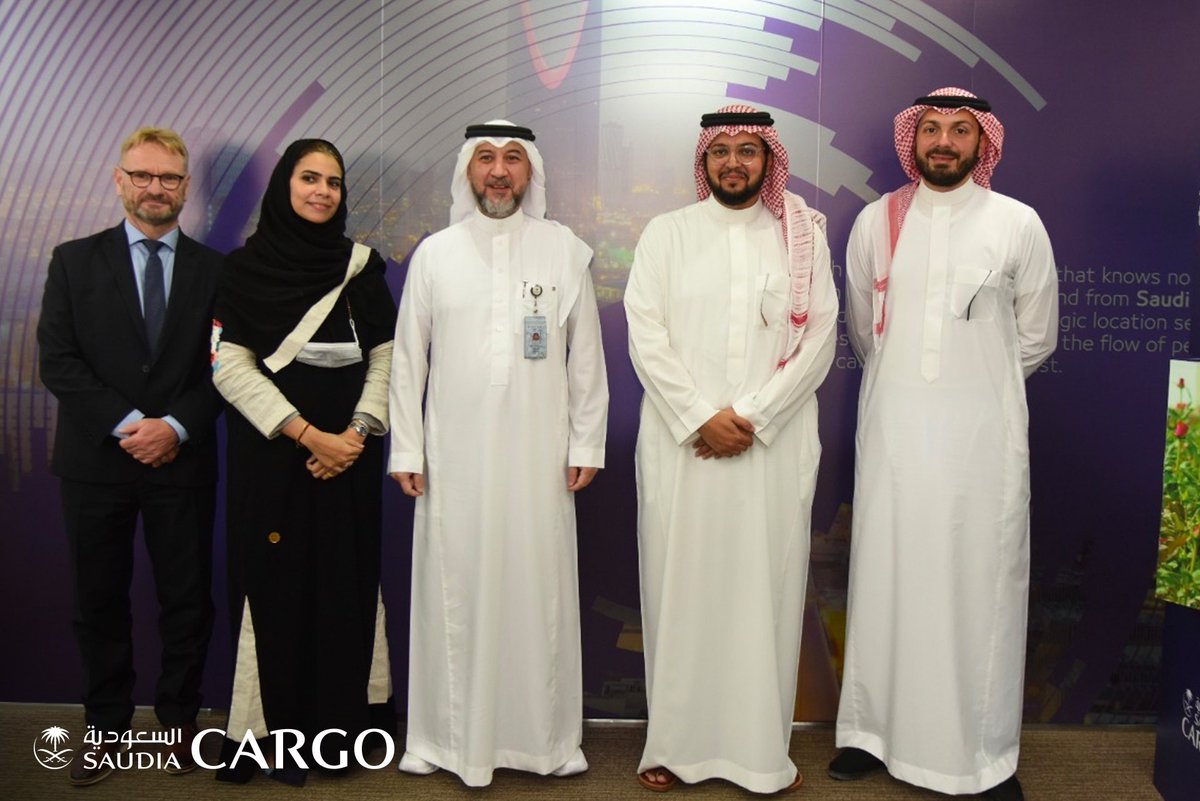 يسعدنا الإعلان عن توقيع عقد رعاية فريق "<a href="/TeamGalag/">#TeamGalag</a>" للراليات المشارك في #داكار2022،ووقع العقد مؤسس الفريق الأمير طلال بن محمد العبدالله الفيصل والرئيس التنفيذي لـ #السعودية_للشحن تيدي زيبتز وتهدف الرعاية إلى تقديم الدعم للفريق السعودي خلال خوضه للمنافسات التي تنطلق في ينايرالمقبل