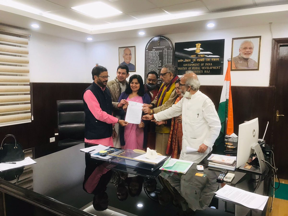 dpradhanbjp's tweet photo. ଆମ ଦଳର ସାଂସଦ ମାନେ କେନ୍ଦ୍ର ଗ୍ରାମୀଣ ବିକାଶ ଏବଂ ପଞ୍ଚାୟତରାଜ ମନ୍ତ୍ରୀ @girirajsinghbjp ଜୀଙ୍କୁ ଭେଟି ରାଜ୍ୟ ସରକାରଙ୍କ��� ପ୍ରଧାନମନ୍ତ୍ରୀ ଗ୍ରାମୀଣ ଆବାସ ଯୋଜନାରେ ପକ୍ଷପାତିତା ନ କରି ଯୋଗ୍ୟ ହିତାଧିକାରୀ ଚୟନ କରି ବାସଗୃହ ବଂଟନ କରିବା ପାଇଁ ନିର୍ଦ୍ଦେଶ ଦେବାକୁ ଦାବୀ କରିଛନ୍ତି । https://t.co/TxhUVdemrb