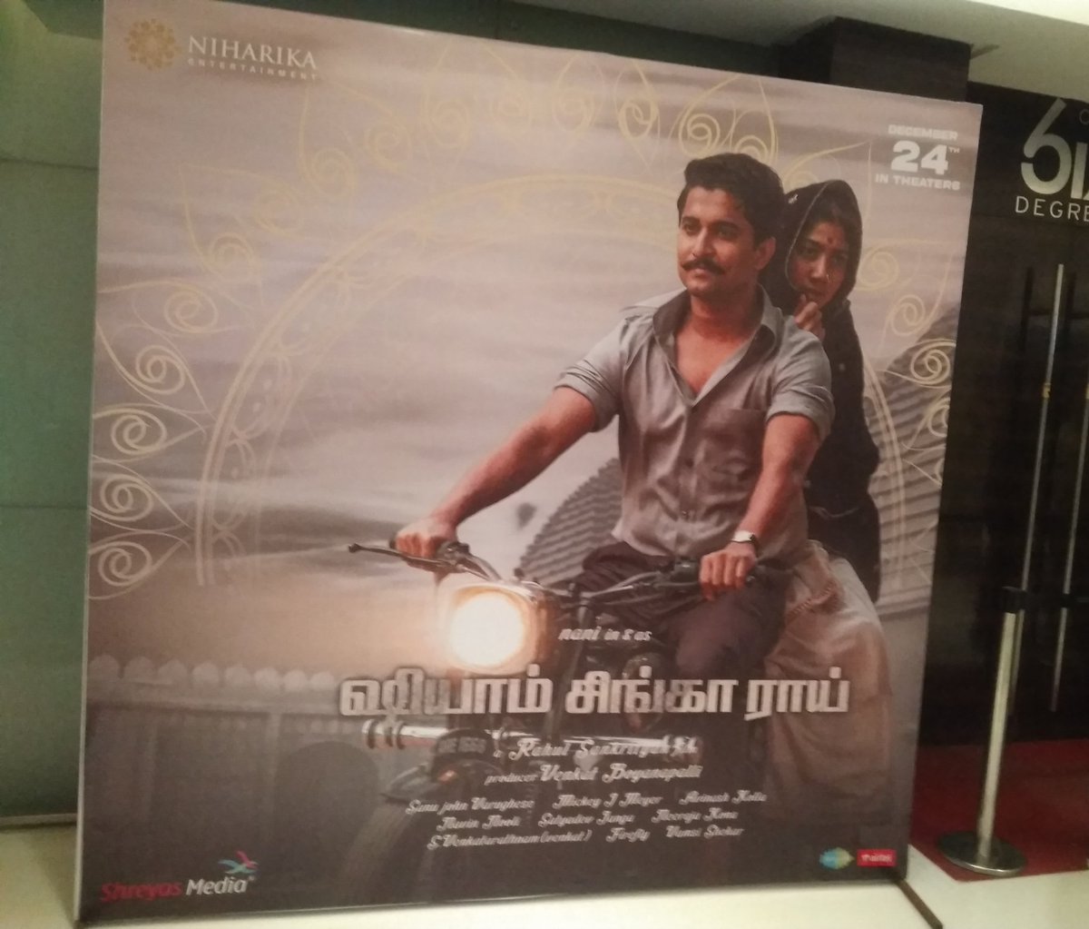 saipallavi92fan's tweet photo. முடியாது என்றான போதும் நான் முயன்றுதான் தோற்கிறேன் 
விடியாது என்றான போதும் நான் கிழக்கையே பார்க்கிறேன் 

செத்துப் போச்சு மனசு 💔

I came to see @Sai_Pallavi92 you but my bad i see your little bit face only for a fraction of second  
#ShyamSinghaRoy  #SSRTrailer https://t.co/vV2eQpN3QH