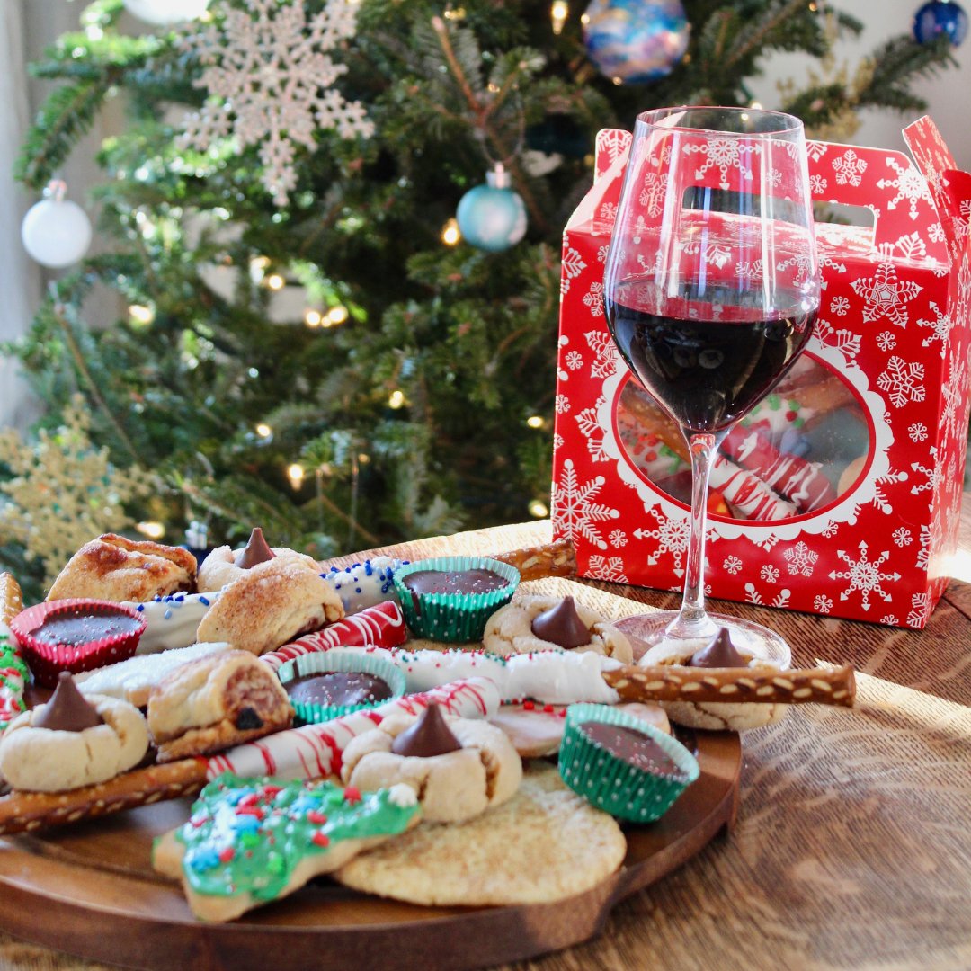 SuhruWines's tweet photo. Wine and cookies? 🍪
Those go together, right? Just asking for a friend!
What is your favorite holiday cookie? 👇🏼
#suhruwines #holidayseason #liwines #cookies #nofoli #foodandwine #eastendli #liwinecountry #winterfavorites #longislandwine #northforkwinetrail #cheers #redwine https://t.co/RDz4UxYaIN