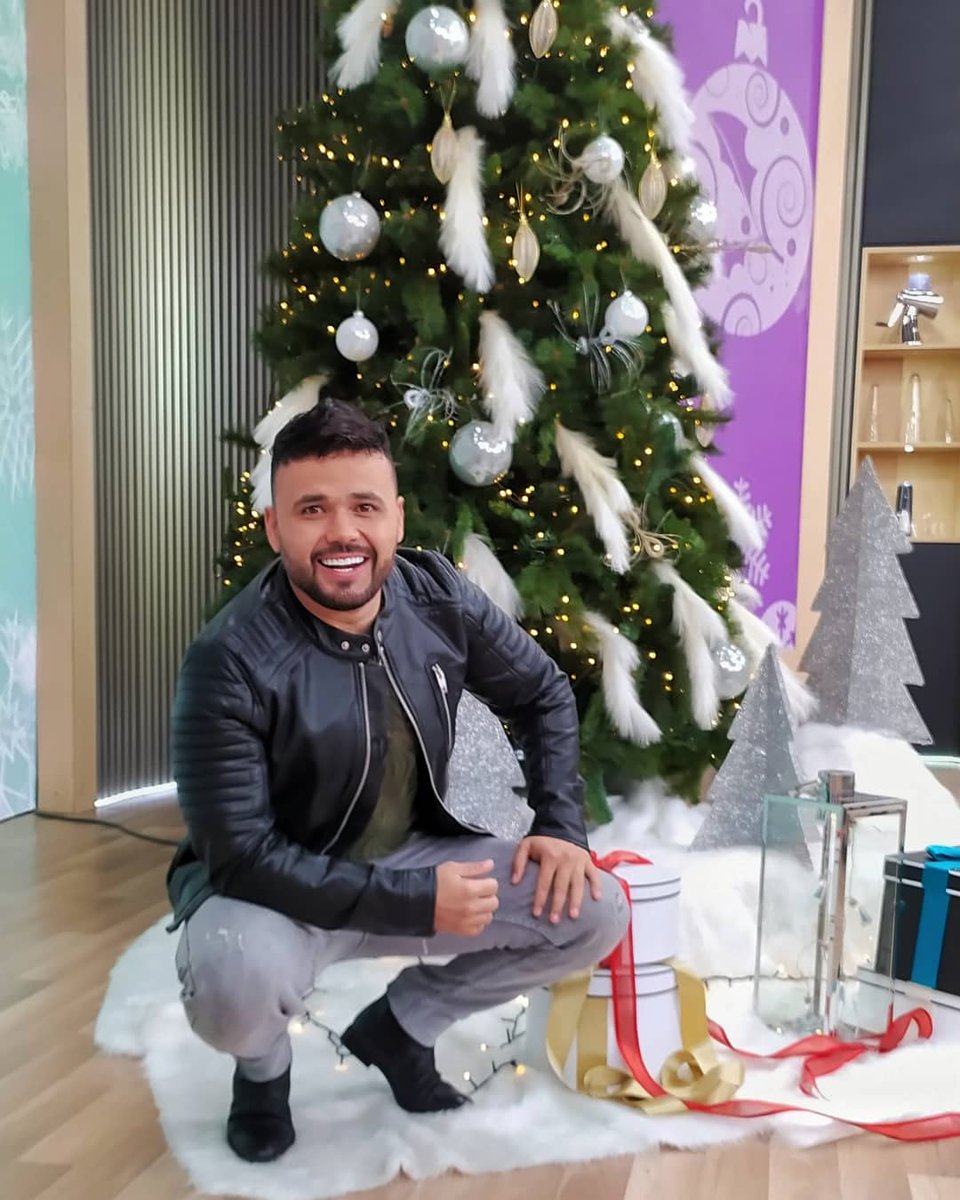 DiaaDiaCaracol's tweet photo. El cantante @ciroquinonez_ inició cantando vallenatos hasta que se enfocó en la música popular, nos habla de su canción junto a @yeison_jimenez “Justo ahora”. 🌟🎶🎙️🎵🌟 
#DíaADíaTuCasa #DíaADía #CiroQuiñonez #JustoAhora #MúsicaPopular https://t.co/lfnchLfLJr
