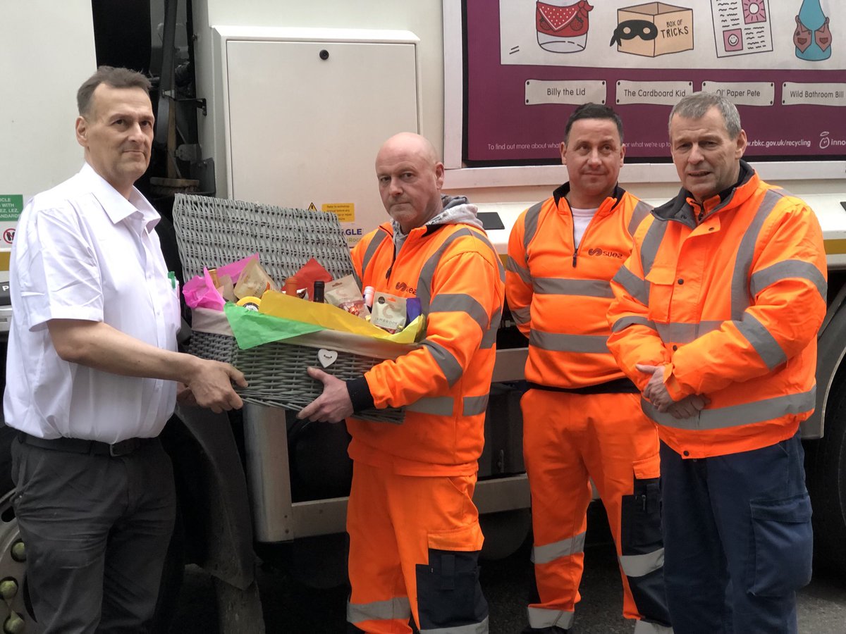 Spencer Parson, chair of Eardley Crescent RA, thanking the ⁦<a href="/suez/">SUEZ</a>⁩ crew that look after their street. ⁦<a href="/RBKC/">Royal Borough of Kensington and Chelsea</a>⁩ great work all year round.