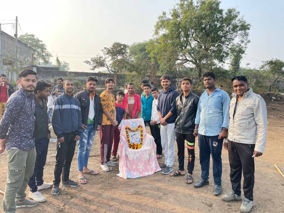 RAHULCH06554430's tweet photo. अखिल भारतीय विद्यार्थी परिषद नालछा धार द्वारा CDS जनरल बिपिन रावत जी को भावपूर्ण श्रद्धांजलि दी गई
@abvpdhar @ashishABVP_ @NileshSolnki12 @Mithuntanwar13 @GouravSahu__ @AjaySen28835750 @RAHULCH06554430 https://t.co/pTGXJYGXWq