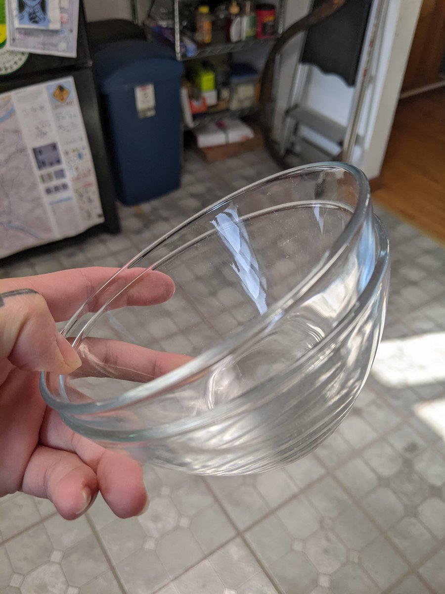 DaniKramer14's tweet photo. Two Arcoroc bowls https://t.co/UgKTE9XgFE