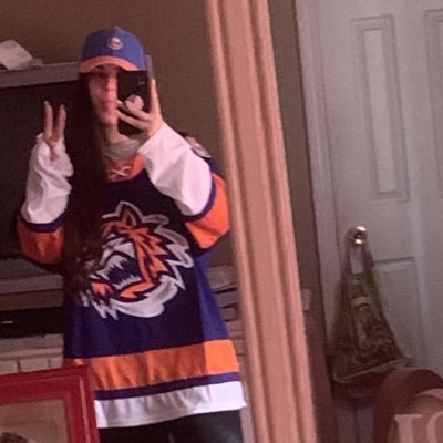 ChckBttCourtney's tweet photo. #NewProfilePic #isles https://t.co/tEB62i4pIM