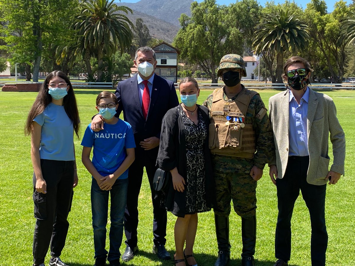 #Quillota Delegado <a href="/IvanCisternasT/">Iván Cisternas Tapia</a> participó en la ceremonia de cambio de mando de la Escuela de Equitación del <a href="/Ejercito_Chile/">Ejército de Chile</a> en la que se despidió al Coronel Mario Chamorro y se recibió al Teniente Coronel Carlos Lobos como director de la escuela.