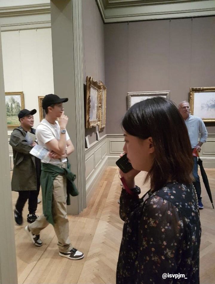 Incontri Namjoon in un museo e...

La tua reazione è il primo meme che hai in galleria.