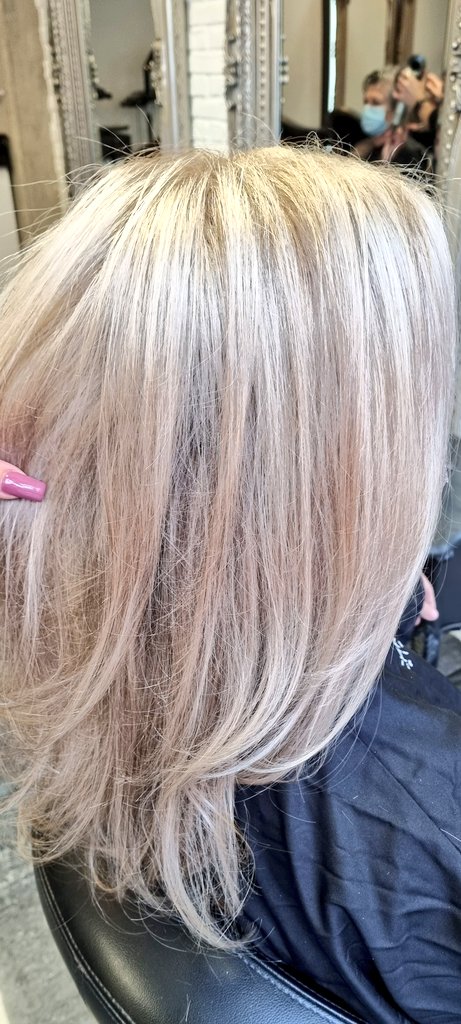 Fresh cut &amp; colour today! Ready for the works #Christmas party this weekend! 😍🎄✂️ <a href="/GuyChristian/">Guy Christian SRH</a> 10/10 for both service &amp; banter! 
#hair #freshcut #Highlights #alaughaminute