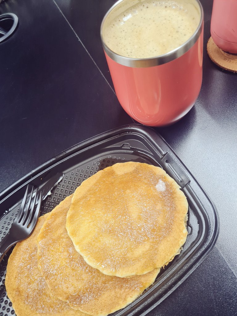 Chero109's tweet photo. Amiguita me trajo hotcakes 😋🥞 #goodmorning #todaybreakfast #McDonalds https://t.co/gGgBtkQZqz