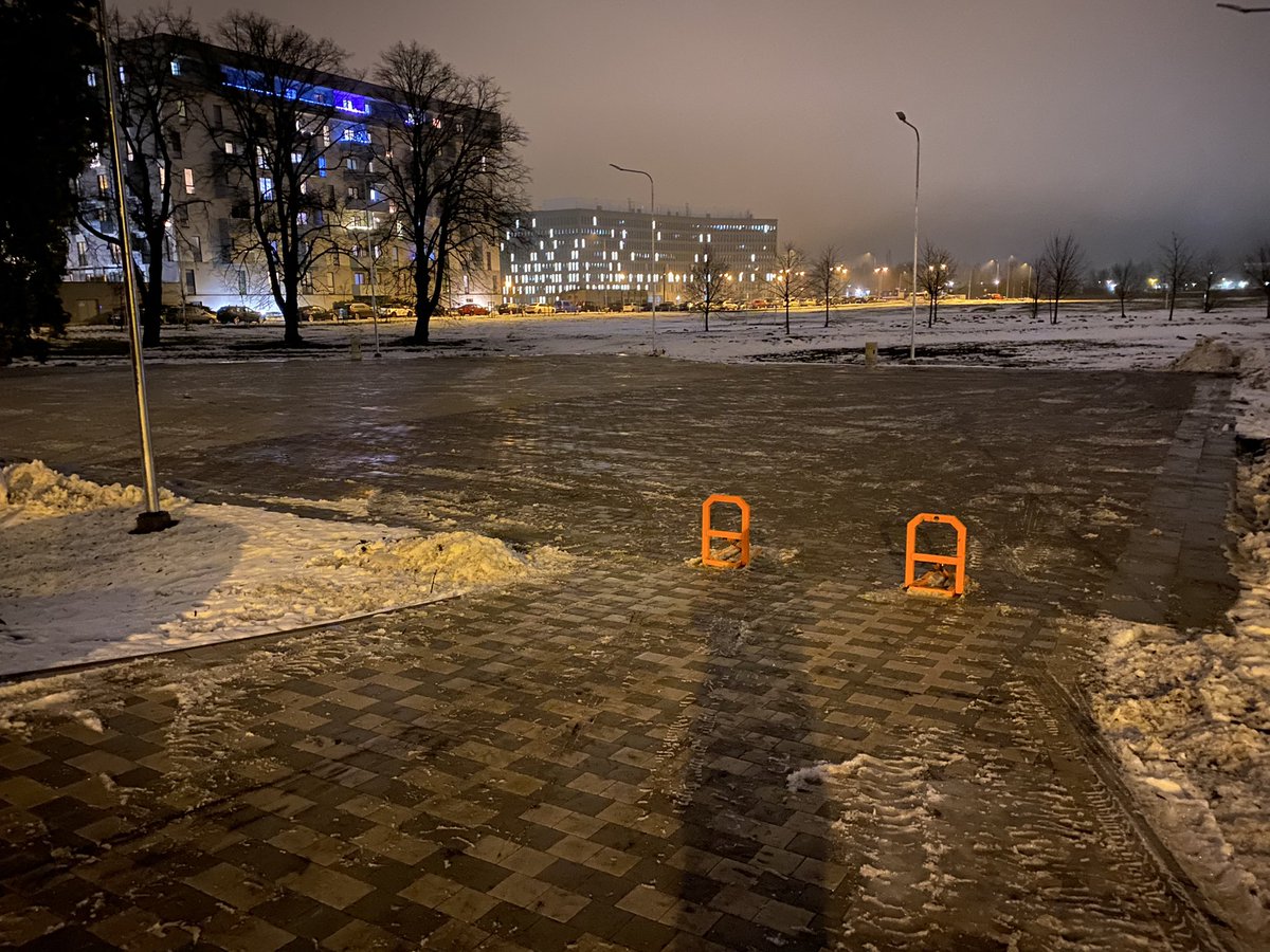Ciekurkalna's tweet photo. Nekustamo īpašumu kompānija #Vastint nupat nodevusi ekspluatācijā labiekārtotu laukumu Čiekurkalna krustcelēs (pie Rusova 9).Iepriekš nelegālo 🅿️ Vastint ir atvēlējis Čiekurkalna attīstības biedrības aktivitātēm un rekreācijai.Jau svētdien te notiks Ziemassvētku tirdziņš.Paldies! https://t.co/rimVA1kIs9