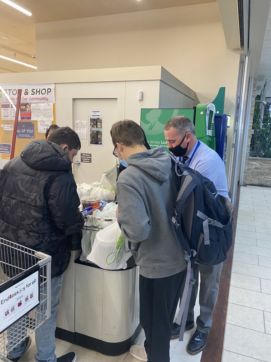 Basketmomma7's tweet photo. How can you not love Mr. Fitz jumping right in? A true supporter of our guys at the Butler Rise Program 🥗
@BrianBaylor21 @PrincipalFitz05 @drjohnson45 #independence #CommunitybasedInstruction #transitioneducation #wearebulldogs 💙💛 https://t.co/AZauS6AtfU