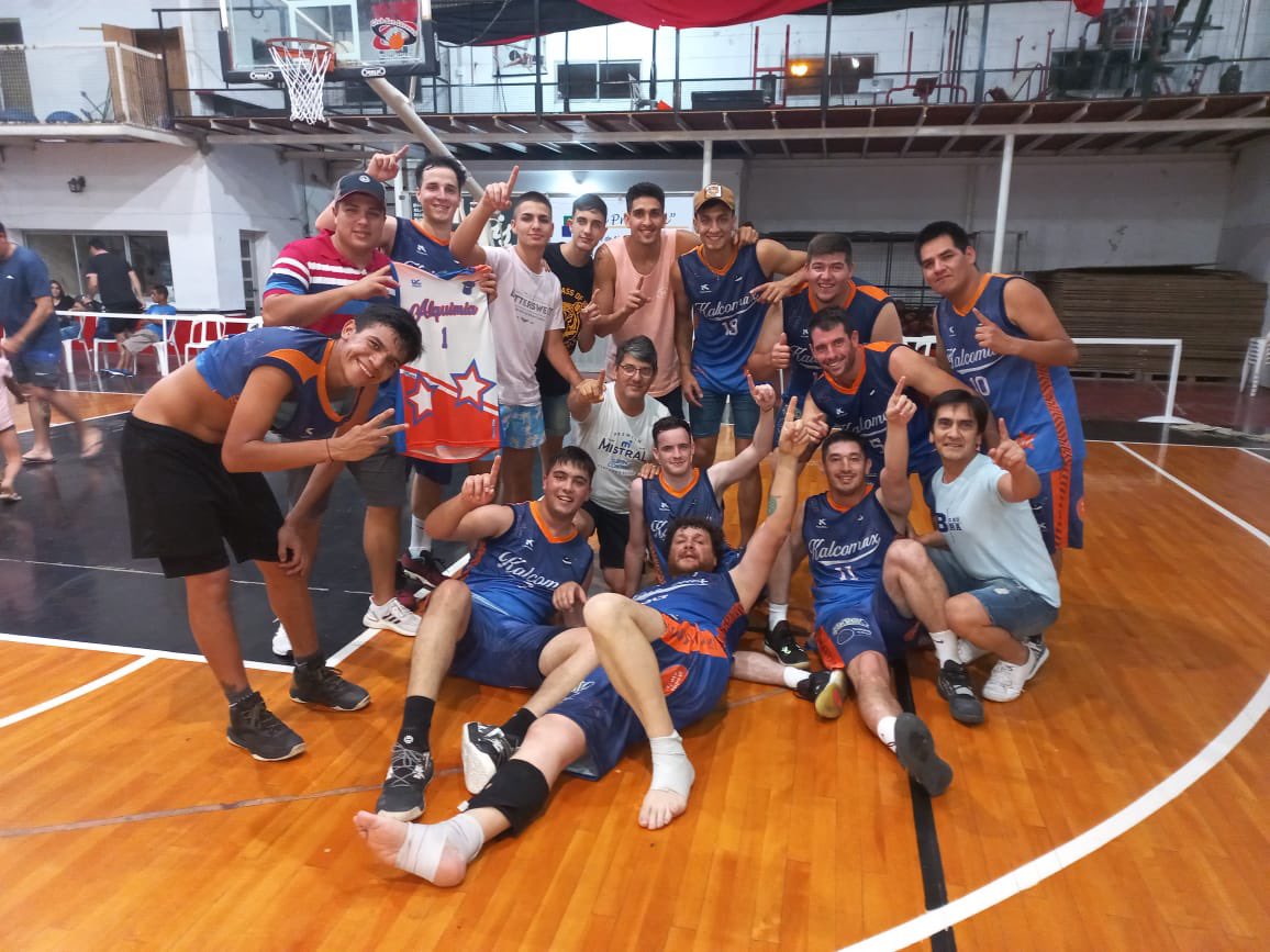 TwMagos's tweet photo. GANARON LOS MAGOS! 
Anoche nuestro equipo derrotó 42-41 a Helios Gym y arrancó con el pie derecho la competencia. Un equipo diezmado con solo 8 jugadores sacó a relucir la fortaleza mental de esta franquicia para la alegria de la familia mágica!! https://t.co/bkme77TScV