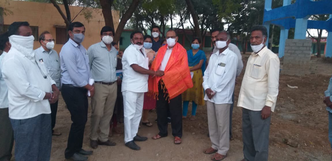 mb_telangana's tweet photo. #Missionbhagiratha Engineer-in-Chief Sri G.Krupakar Reddy Sir today under special drive program randomly inspected 250kl Ohbr @  #Palakurthy and also School drinking water facilities. Sarpanch Palakurthy(GP) felicitated EnC sir for visit to the GP
@SmitaSabharwal @DayakarRao2019. https://t.co/FTFBeVzlhH