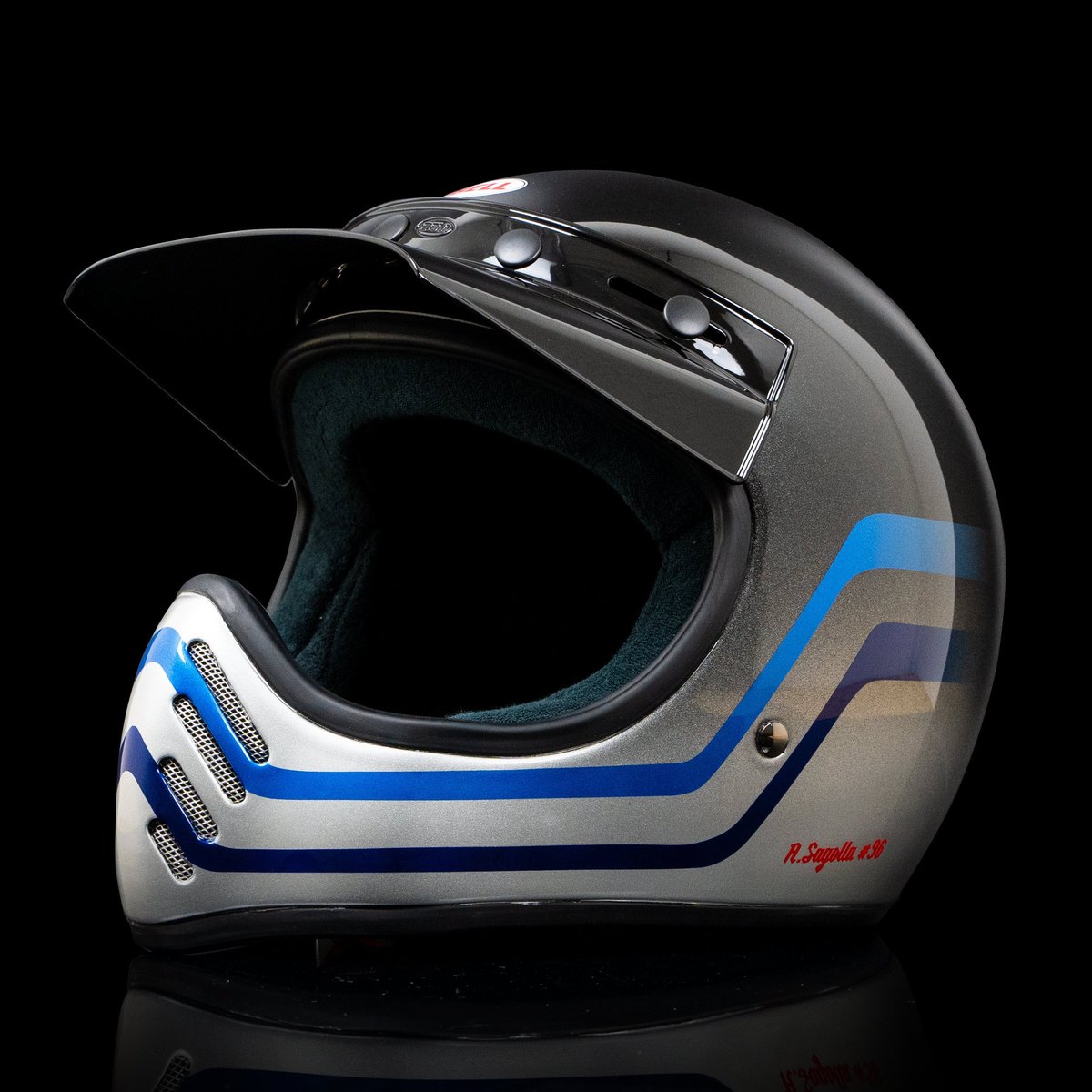 Minimalistic, retro, wicked! 😎 Moto-3 in a metallic gradient with a touch of blue. 🤙What do you think?

#helmade #withpassion #moto3 #bell #bellhelmets #vintagehelmet #vintagemx #helmetdesign #helmdesign #customized #customhelmet #helmetpaint