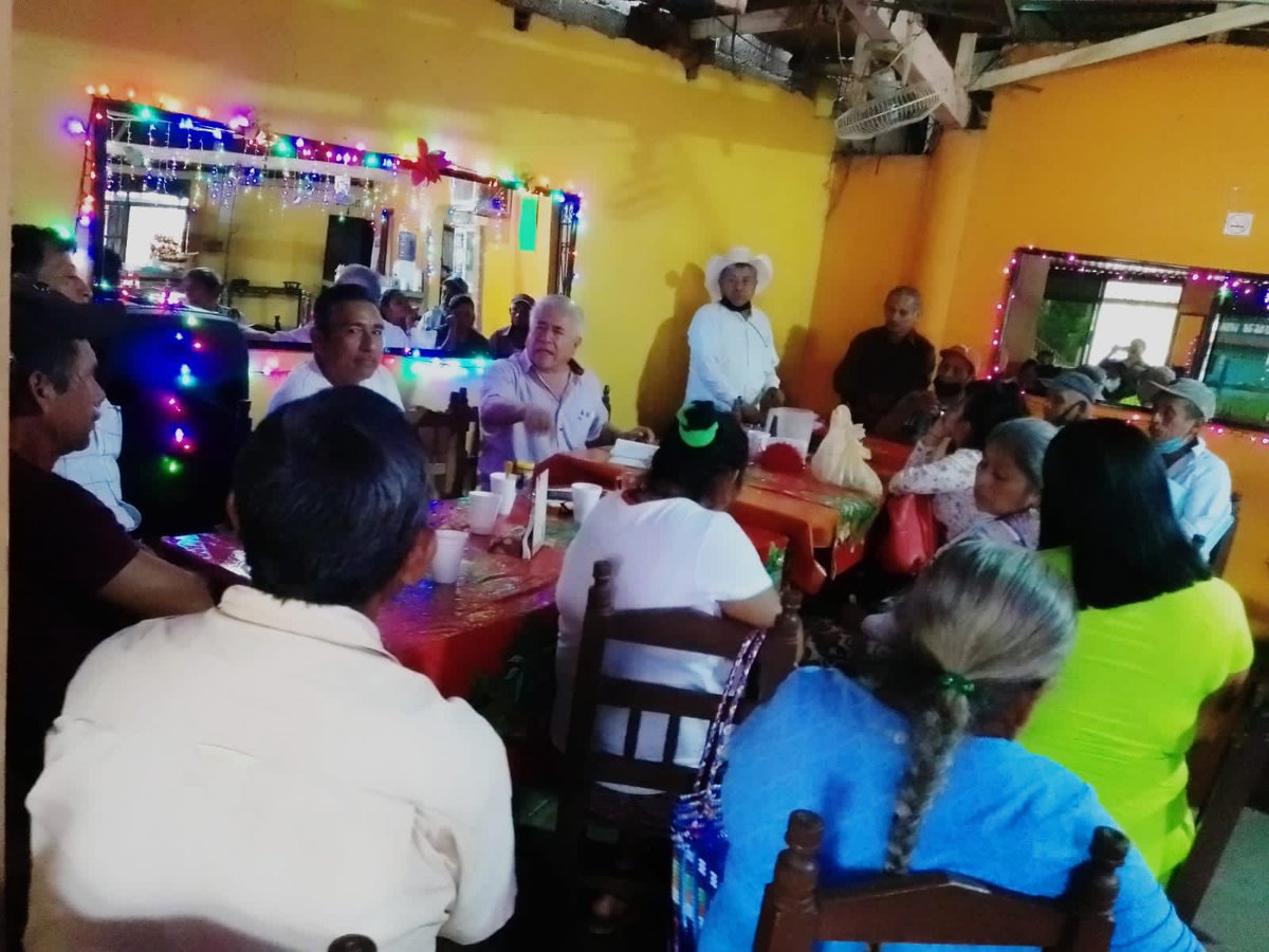 GyvesLeopoldo's tweet photo. Seguimos #CaminandoOaxaca. Con dirigentes de 11 comunidades de la OPI (Org de Pueblos Indigenas) del bajo Mixe platicamos de la importancia de que el Mov. Social y Popular siga siendo protagonista de los cambios en #Oaxaca @oscar_canton @JesusRCuevas @mario_delgado @BerthaLujanMx https://t.co/KZ2F5RetjL