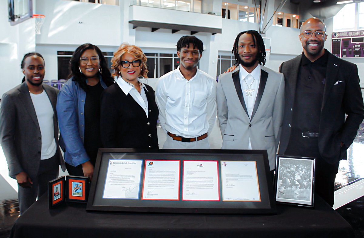PaulQuinn1872's tweet photo. It was an honor to present the Stan McKenzie Legacy Scholarship to its first two recipients: student athletes Freshawn Collins and Lavar Jones! We appreciate the McKenzie family for helping us make #HigherEducation accessible to more students. #NationBuilding2021 #WEOverMe https://t.co/Ec773iWVux
