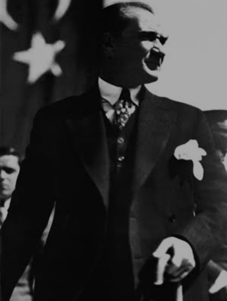 Bu ülke için ne yapmadın ki...
Helali hoş olsun atamm. #VergimAnıtkabireGitmesin