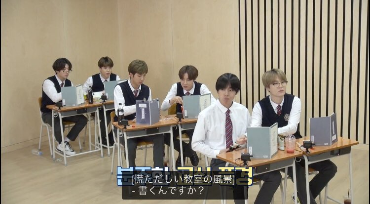 keibts17's tweet photo. ノートがなかなか立たなくて(チングにやってもらってるのも大事なポイント)、結果1人だけ逆さまになってるキムナムジュンくんがかわいくてつらくて寝れない
#runbtsep113 https://t.co/xFGyerCFSr