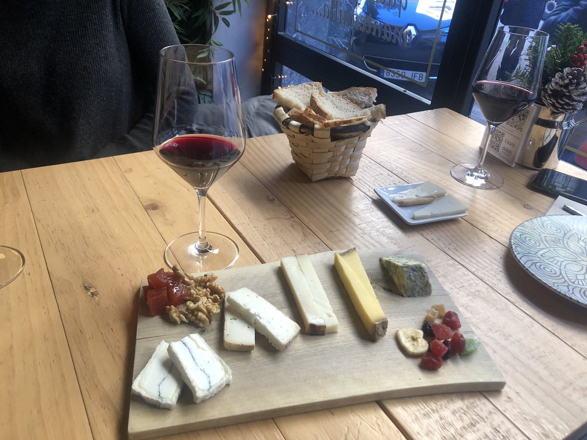 Pues veréis amiguit@s hoy me voy por la calle Doctor Castelo y entro en la #Qava un local con los mejores quesos de #españa y con el vino que quieras y encima de un amigo mío de hace más de treinta años Antoñito Alvarez . Me como el mejor queso de España  y encima vá y me invita