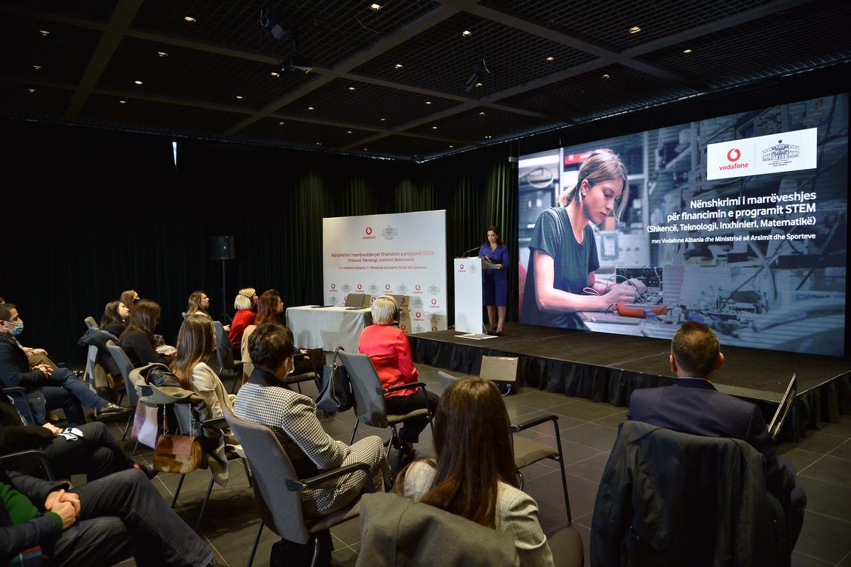 Gjatë nënshkrimit të marrëveshjes për projektin #GenerationNextStem midis Vodafone Albania dhe Ministria e Arsimit dhe Sporteve.
Një program unik dixhital për të fuqizuar studentët dhe mësuesit duke i pajisur me aftësitë e së ardhmes.

#STEM #VodafoneFoundation #VodafoneAlbania