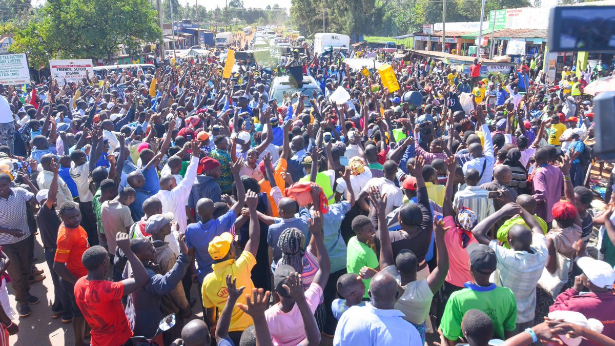 WilliamsRuto's tweet photo. Always great to meet ordinary Kenyans who are keen to help us reach this huge milestone. We are so indebted to traders and wananchi at Mbale, Mudete, Chavakali, Hamisi, Shamakhokho and Cheptulu trading centres in Vihiga County for the warm reception. The journey continues. https://t.co/bKaRHDIHGI